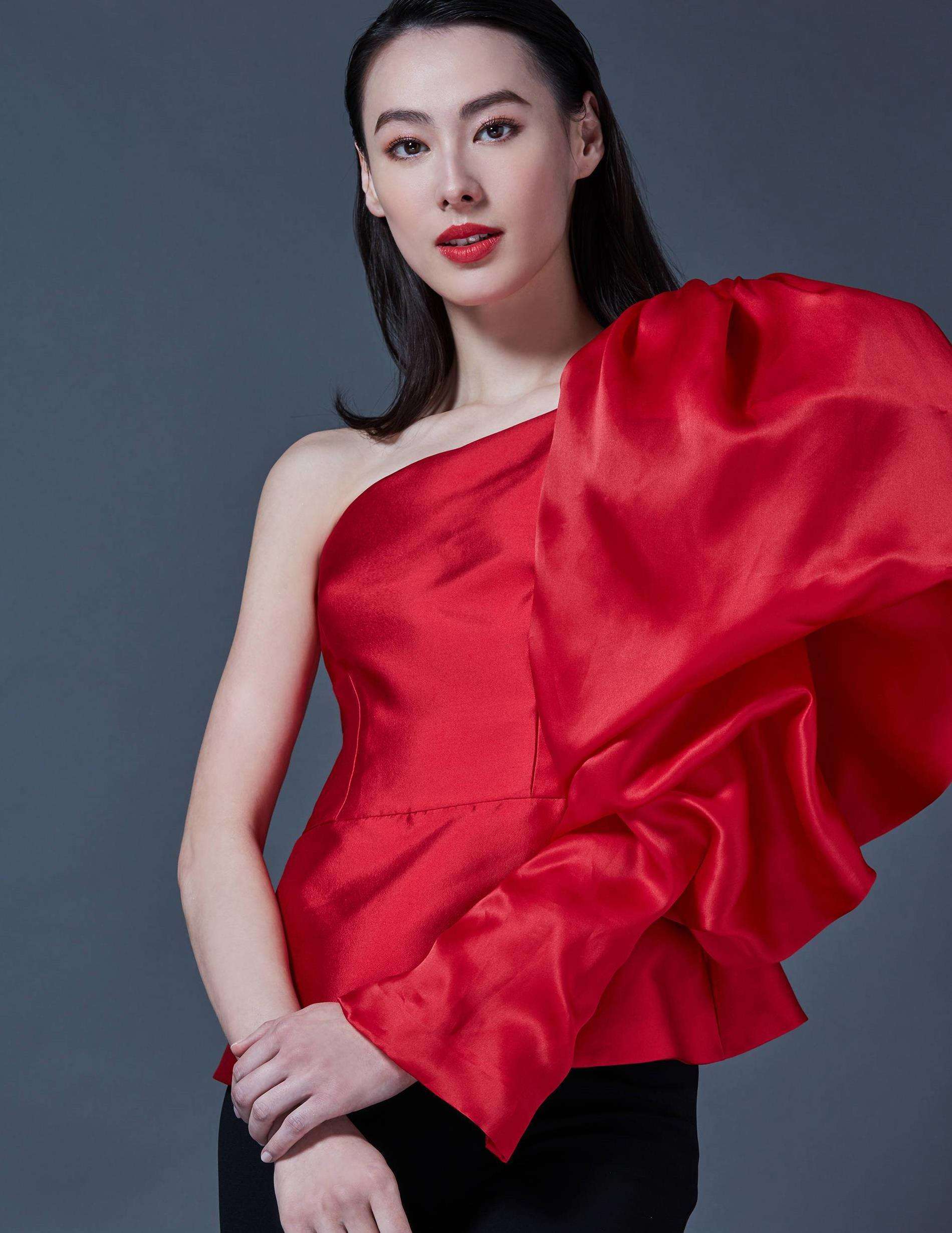 周凯旋与92岁李嘉诚罕见同框,她在李家的地位连梁洛施、郭嘉文都羡慕-搜狐大视野-搜狐新闻
