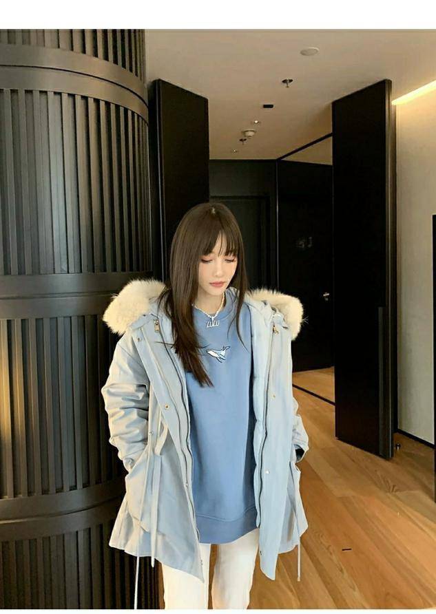 李小璐晒冬装美照绒线帽搭配羽绒服保暖时尚满满的嘻哈少女风