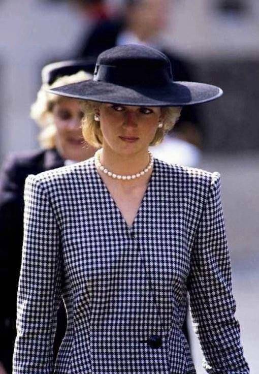 原创珍珠界的网红戴安娜王妃演绎的经典款是佩戴舒适度极高的首饰