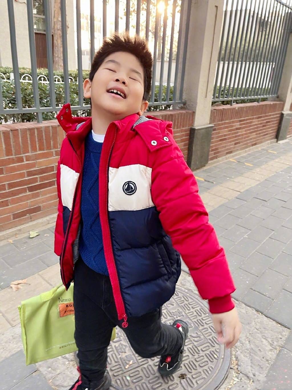 胡可儿子近照曝光,安吉和妈妈穿亲子装对镜微笑,小鱼儿十分搞怪