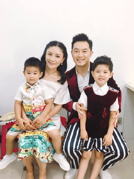 原创沙溢大儿子已长大9岁安吉穿亲子装个头超妈妈肩膀脸圆却像爸