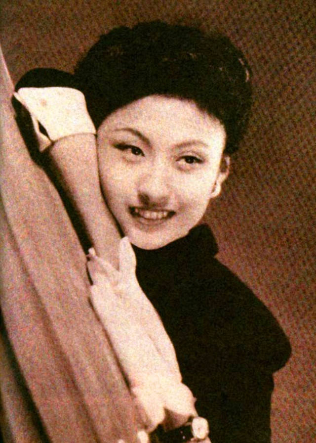 在拍摄《幸福狂想曲》时黄宗英和比自己大10岁的演员赵丹共同出演,因