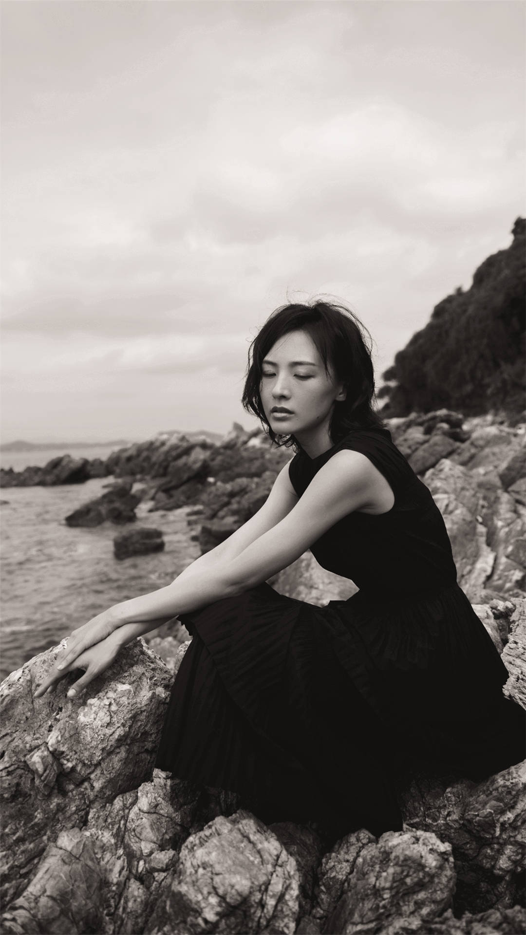 郑罗茜傲娇的薇薇安黑白简约色调演绎源于生活的时尚风格