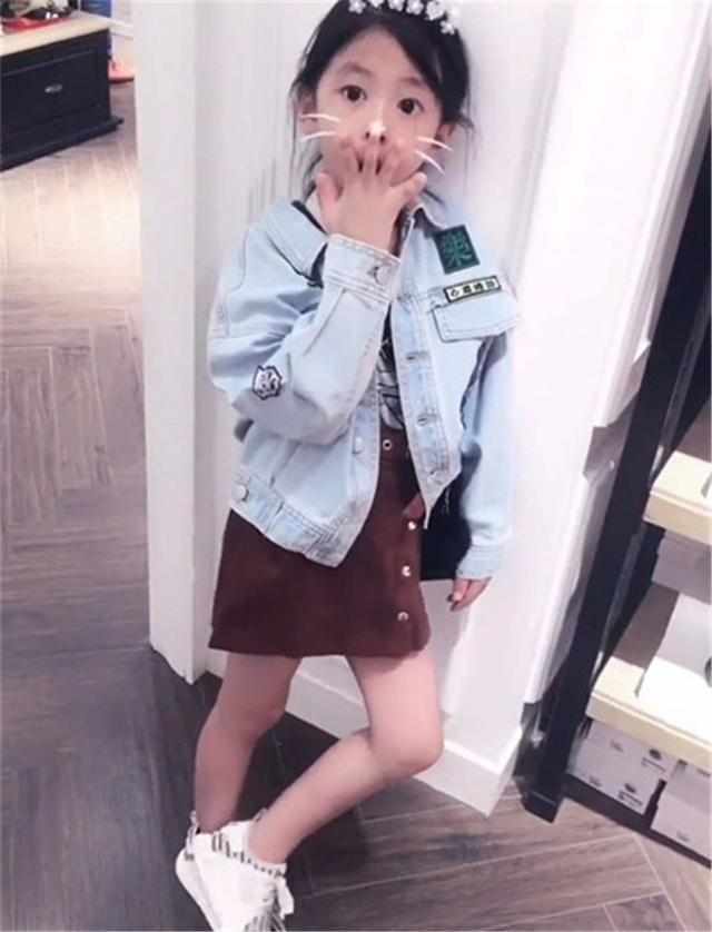 小女孩才5岁就颜值超高,回头率100%,妈妈笑称女儿以后不愁嫁_手机搜狐
