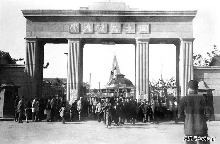 南京解放老照片图三人民解放军在行政院街上露营