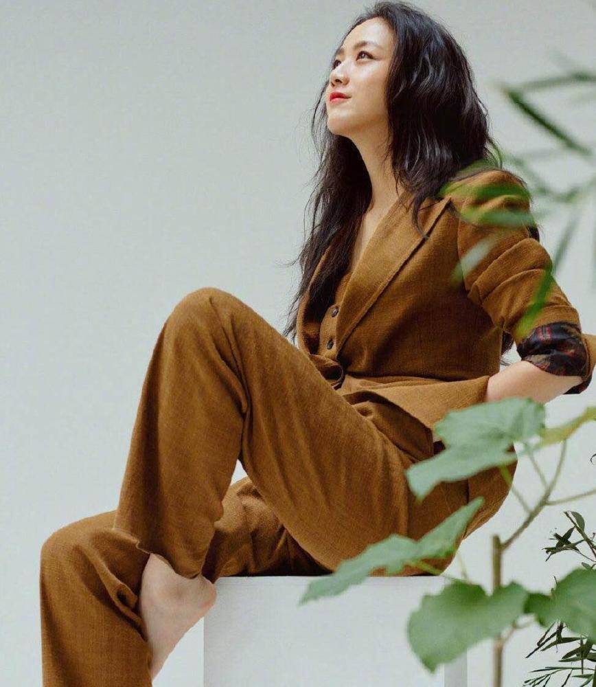 汤唯拍摄大片,40岁好有韵味!一身棕色西装套装太有型