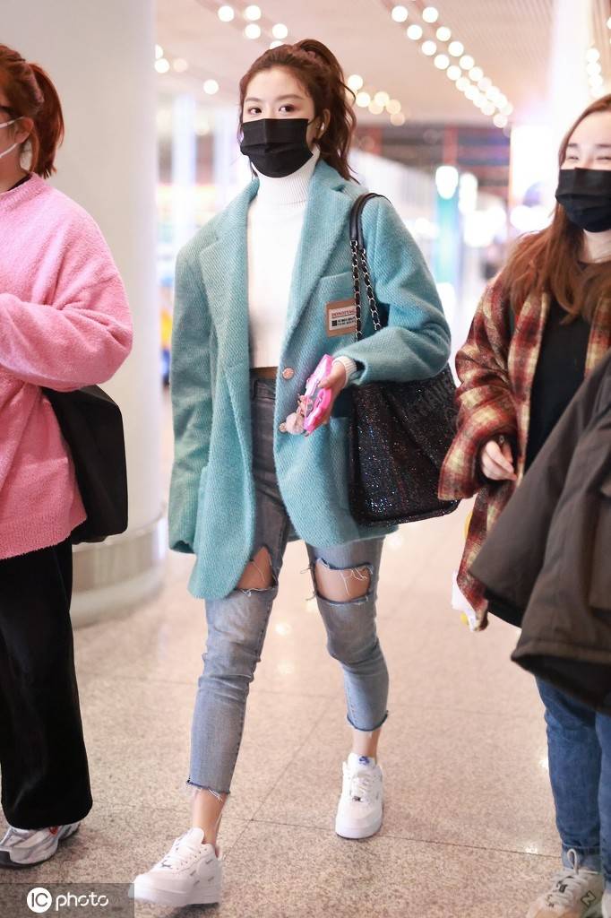 孔雪儿扎高马尾辫女团范儿穿破洞牛仔裤不怕冷