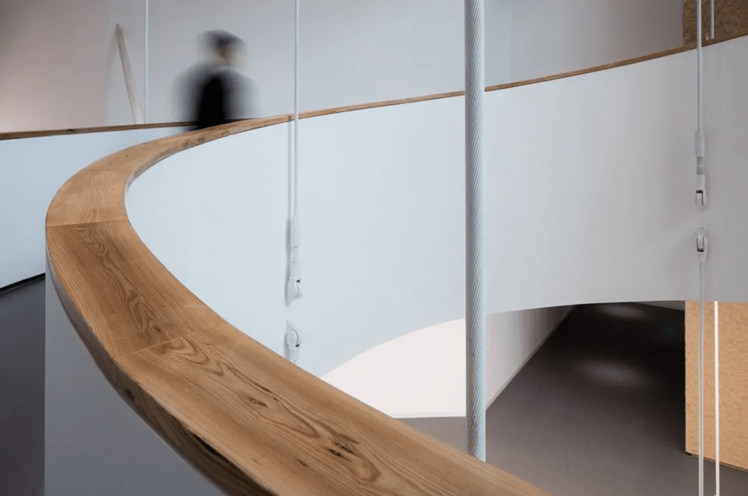 悬浮的室内坡道