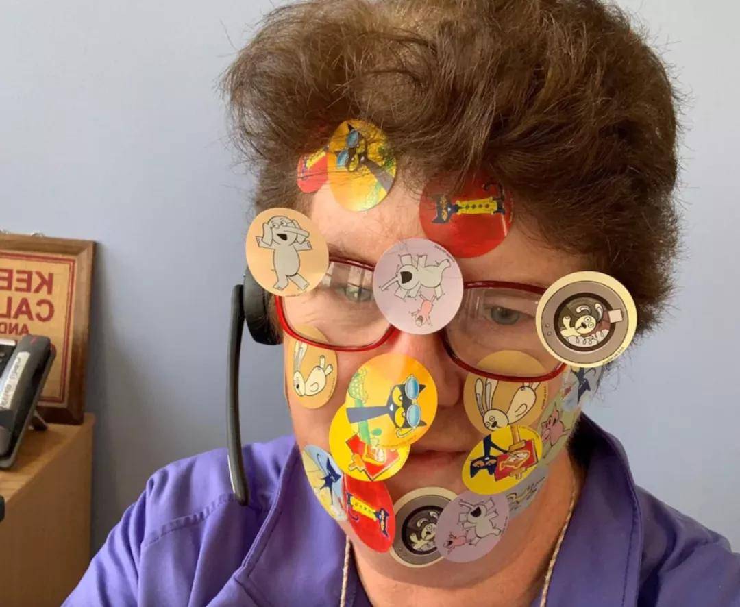 美国的老师们脸上贴满了贴纸_手机搜狐网