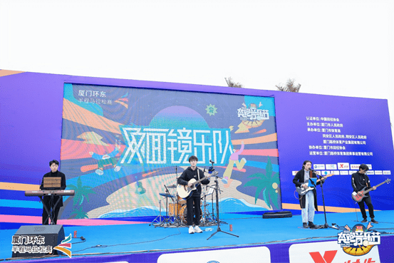 巴音汗的压轴出场令台下的听众们激动不已,兴奋难抑,他用说唱打造出一