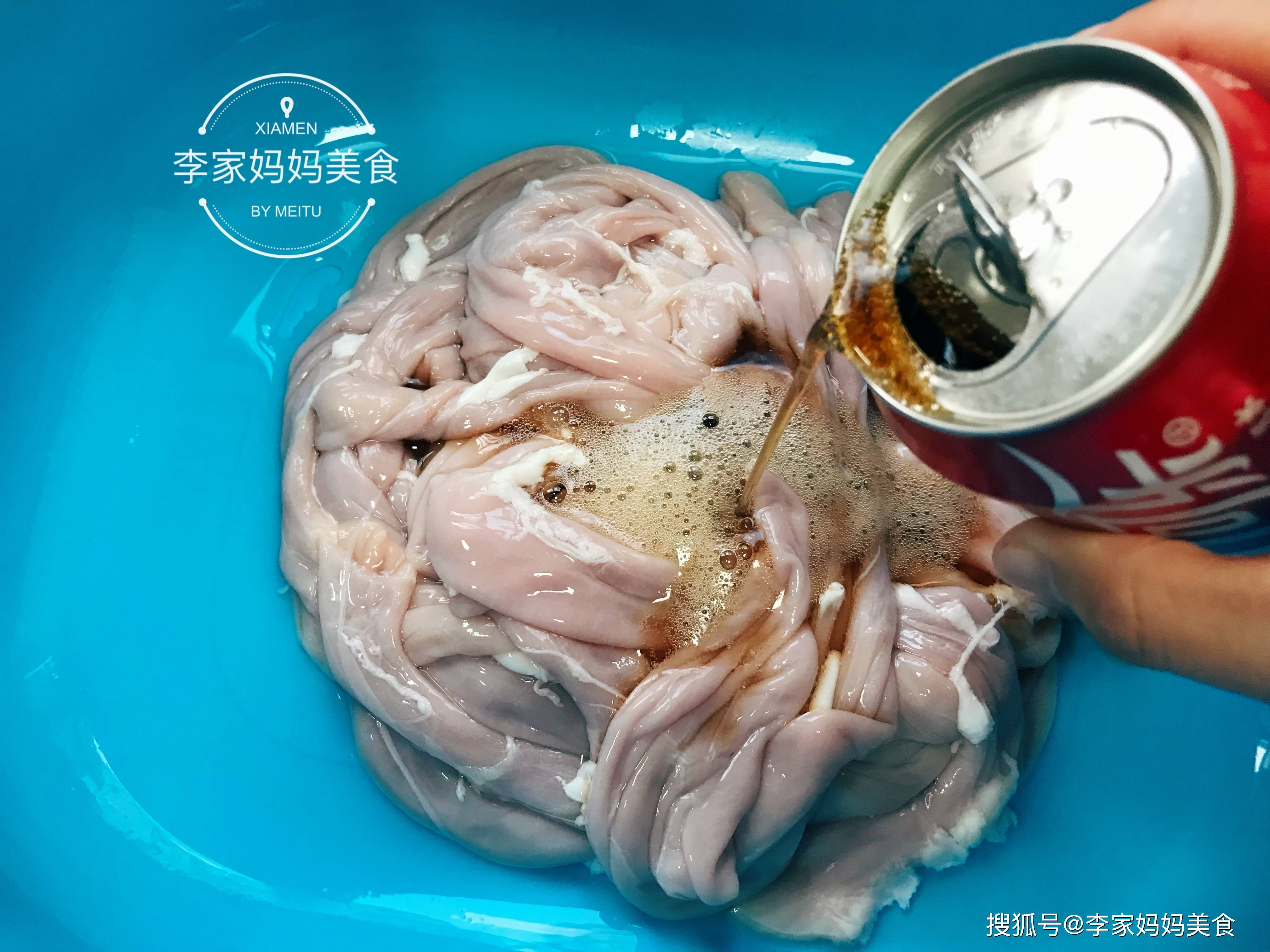 清洗猪小肠别光加盐了用2种食材简单干净轻松去除腥臭味