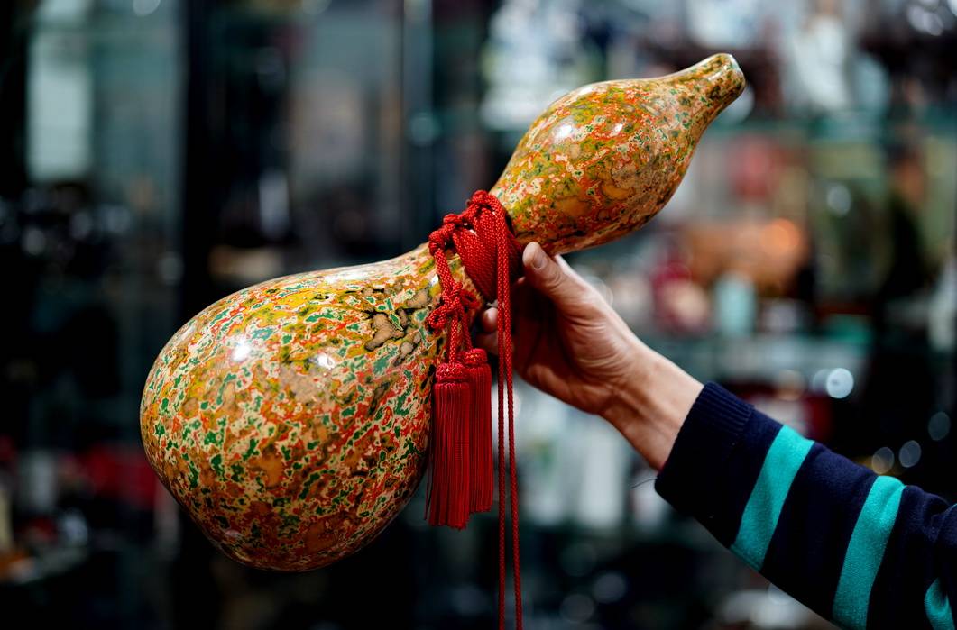 日货杂品店:景泰蓝瓶子,百年老葫芦,鎏金银烟袋,铜尺八是乐器