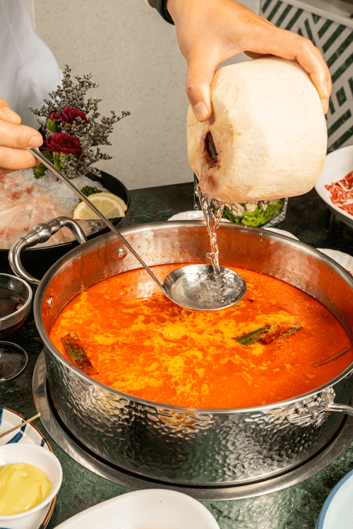 招牌鲜料冬阴功锅底是店里的招牌,加入了厨师现点现配的秘制鲜料包