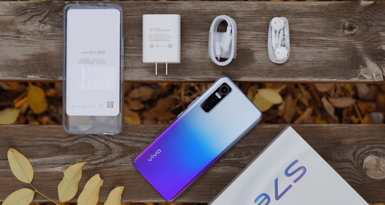 先说说vivo s7e的包装盒设计,包装盒上,若隐若现的"s"让朴素的包装盒