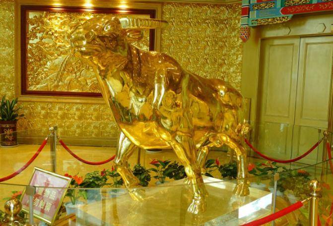 中国最牛的村庄,家家住别墅,村内地标高楼74层,内藏一金牛