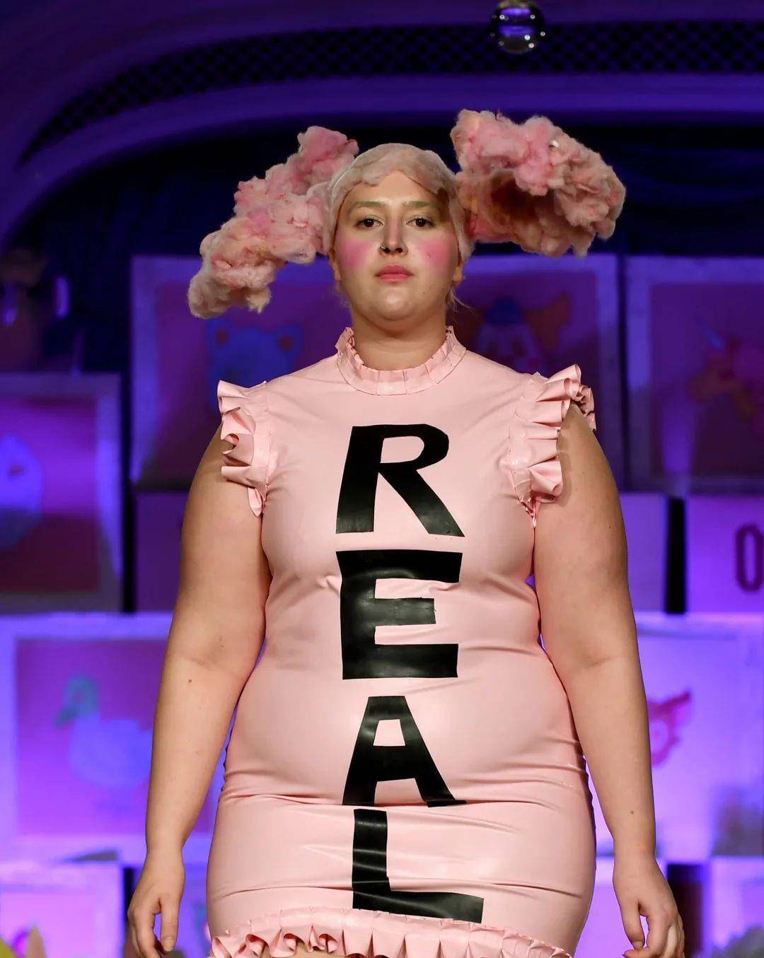 她是英国大码网红星二代,xxl号敢穿露脐装,走t台比普通人自信