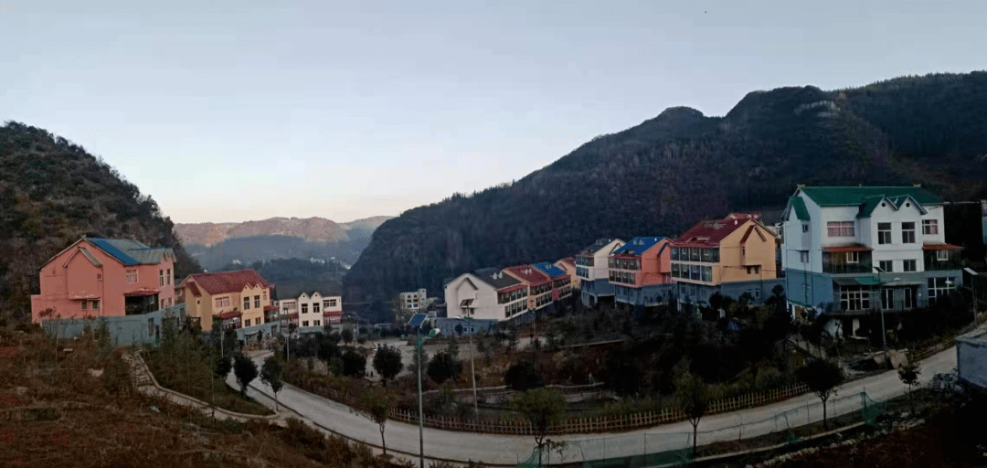 2016年,木果镇登亨河易地扶贫搬迁安置点的工作正式启动,安置点共有