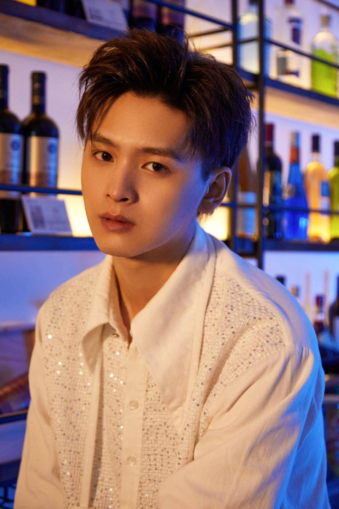 聪明灵动却也叛逆善变,眉清目秀,五官紧致,是典型南方男生的长相