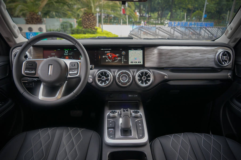 新车wey坦克300越野版上市官方指导价17582138万元