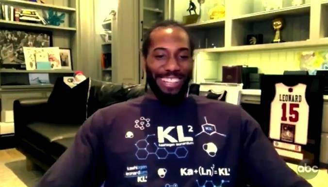 在节目中莱昂纳德与主持人谈论了很多有趣的话题,喜欢莱昂纳德的球迷