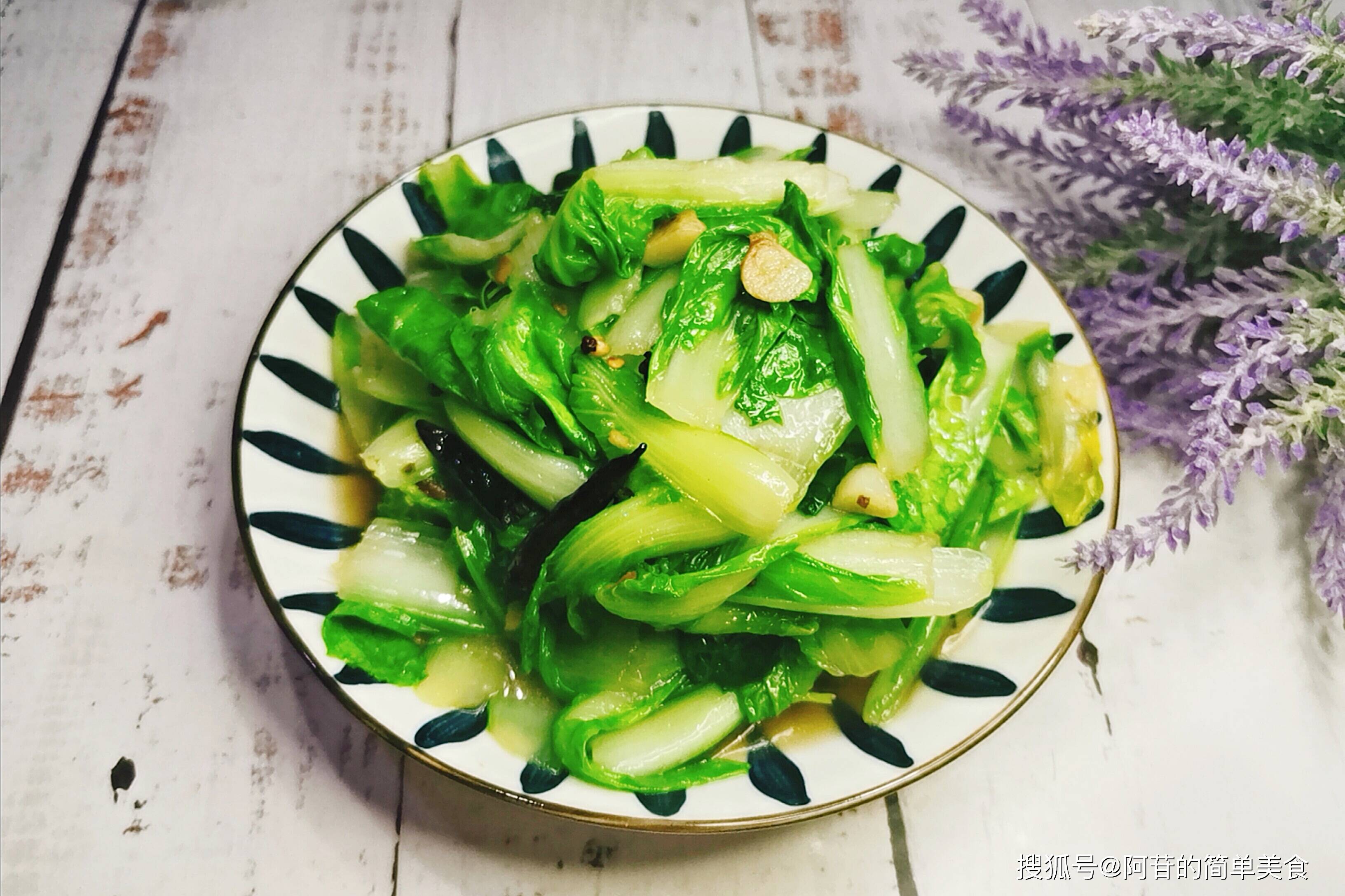 鲜脆碧绿的炝炒快菜看着就有食欲口感和味道都棒得很呀