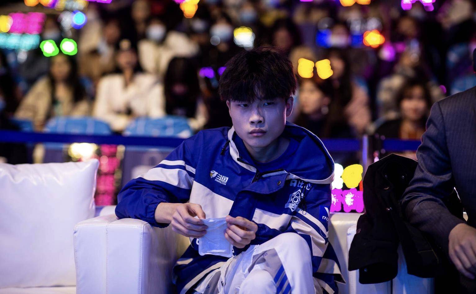 kpl:花海弟弟实惨,想多与金屿互动,送礼物却遭禁言警告