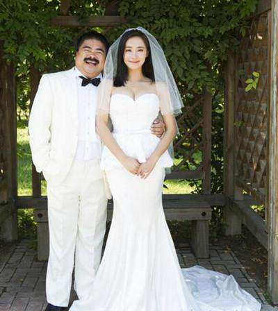 影片中最开始的一幕,便是秋雅的婚礼,秋雅嫁给了土豪胖,能够拥有好的