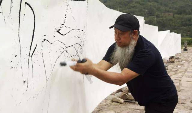 射墨大师邵岩指点小学生写书法网友担忧专家艺术从娃娃抓起