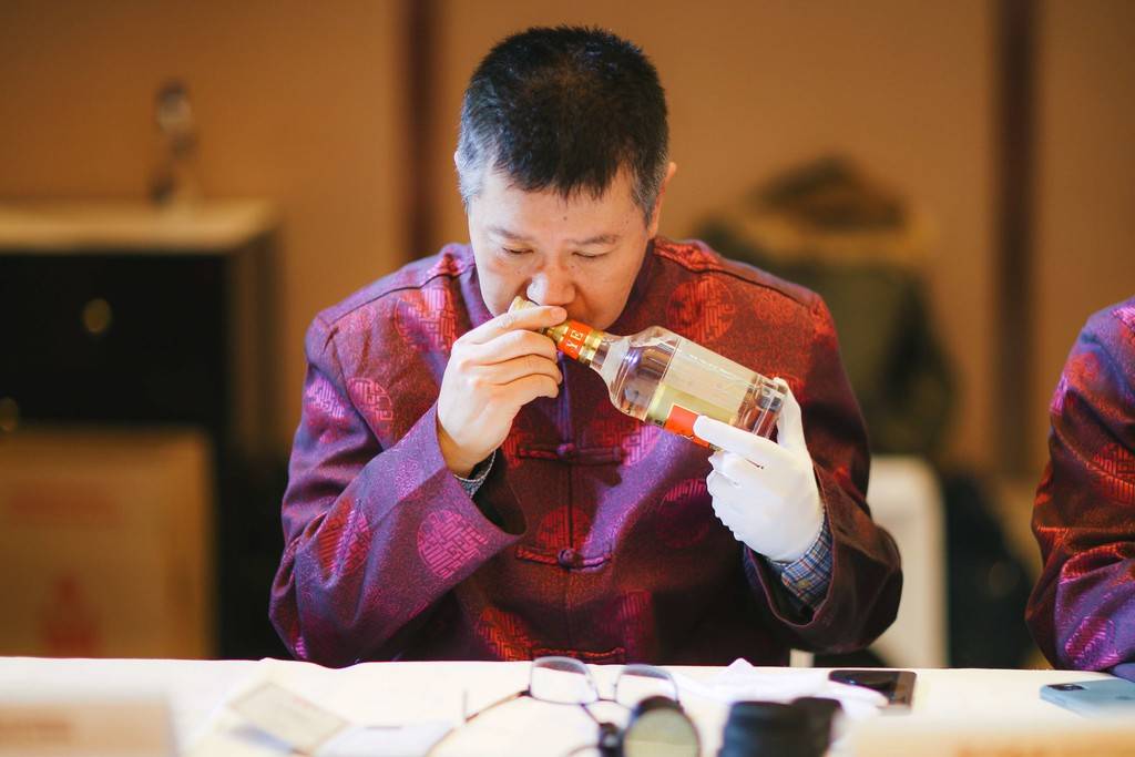 会上,中国酒业协会名酒收藏委员会为胡义明,焦健,李明强,刘钢,刘剑锋