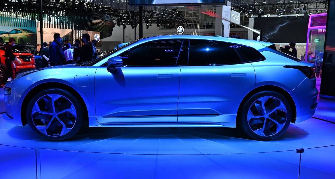 车身尺寸方面,吉利领克zero concept车身长度达到了4950mm,轴距为2999