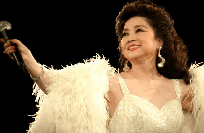 让春晚破例,连开43场演唱会,靠买楼发家,歌后徐小凤有多传奇_手机搜狐