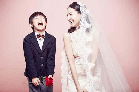 40歲董潔把親子照拍成結婚照,親密動作惹爭議:媽媽過分了_兒子