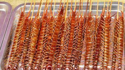 看看人家怎么吃蜈蚣,洪七公吃蜈蚣条条鲜美,越南人吃蜈蚣嘎嘣脆