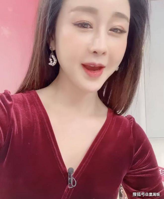 45岁咸素媛晒自拍,大秀曼妙身材,照片中的男人却意外抢镜!