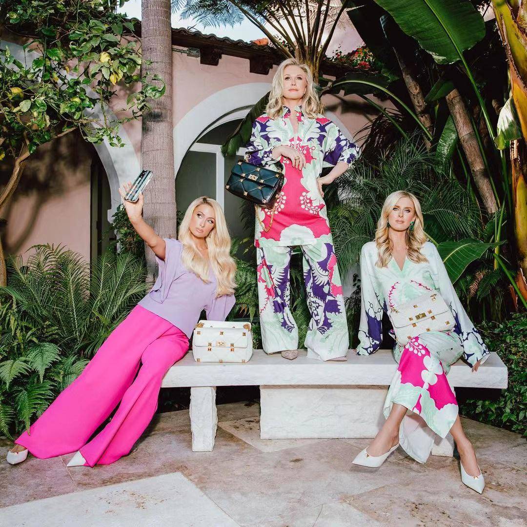 希尔顿家族大小姐帕丽斯金发皮裤造型拍广告40岁仍不显老态