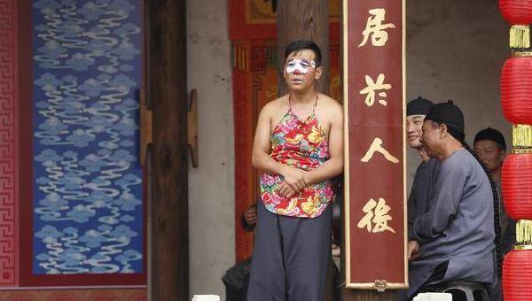 19岁那年,宋小宝去看二人转表演,被焦小龙看中收为徒弟,2007年,宋小宝