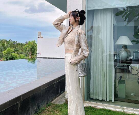 陈意礼又出新作,穿水手服装扮成高中生,却被日语黑板抢镜