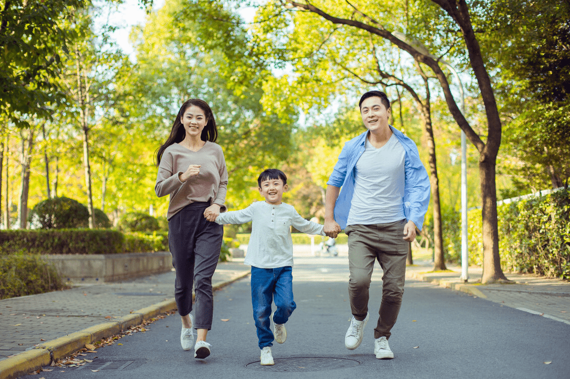 40岁董洁晒娃"招黑",亲子照拍成"婚纱照",动作亲密惹争议