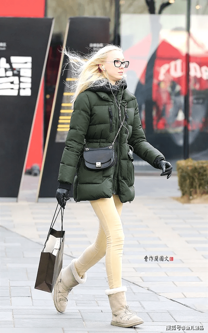 街拍:把雪地靴穿得耳目一新的美女