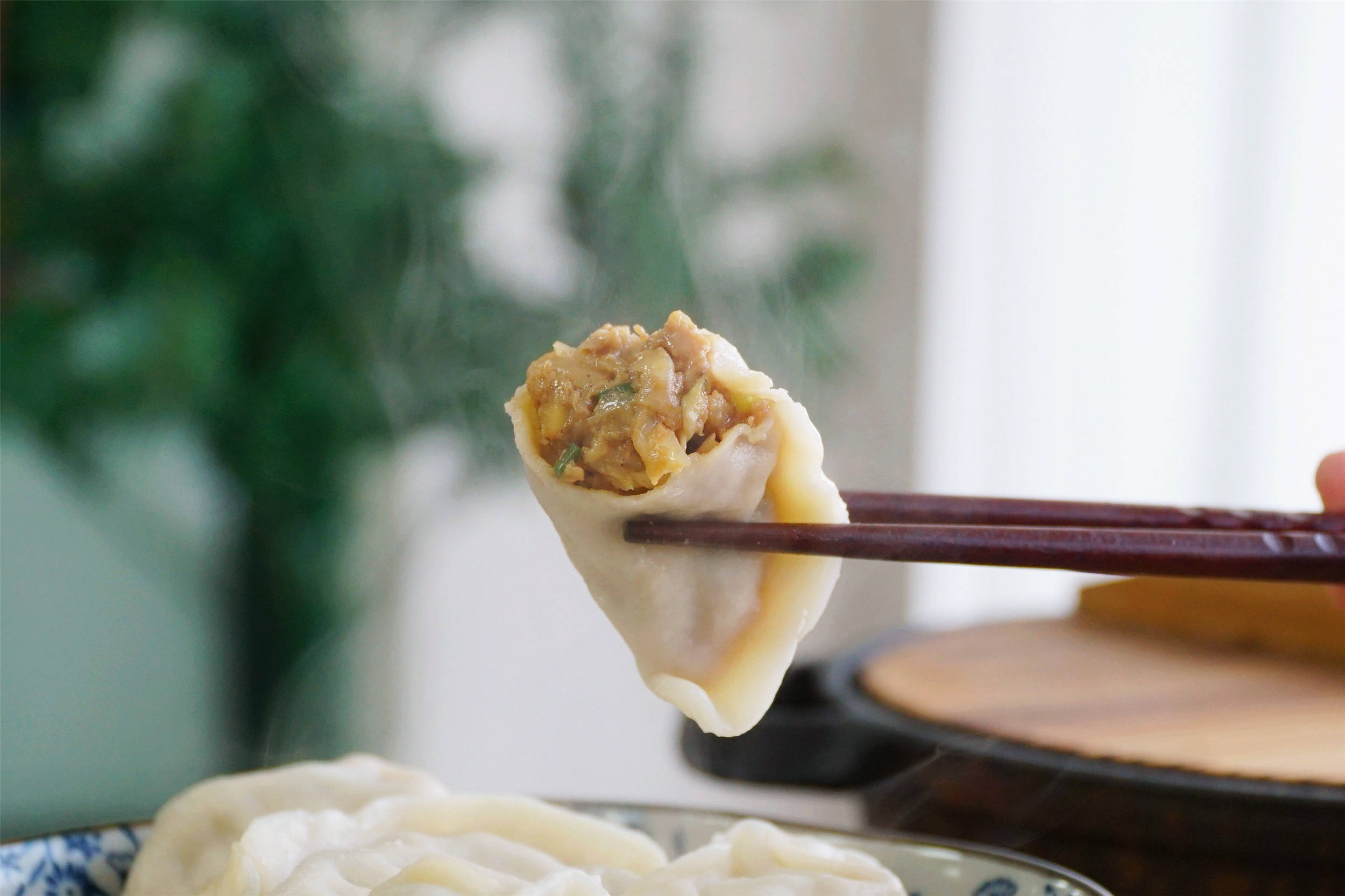 做白菜馅饺子调馅多加一步白菜不出水饱满多汁不缩成团