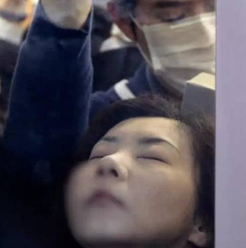 为何日本地铁被称为女性“噩梦”？日本姑娘：宁可步行也不想坐！