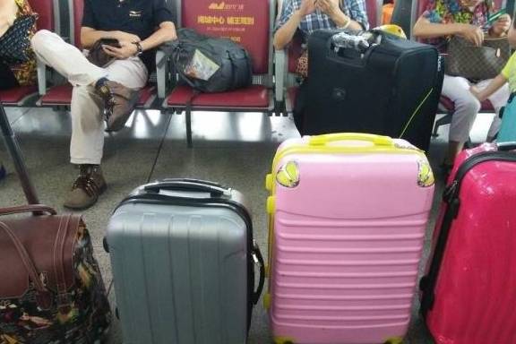 为啥外出旅行，老外不喜拉行李箱，中国人不喜当“背包客”呢？