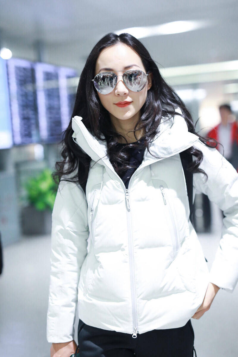 原创韩雪不愧是气质女神穿白色羽绒服配紧身裤保暖舒适简约低调