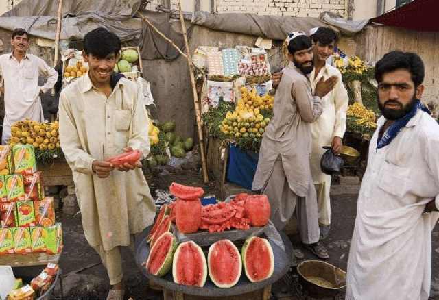 巴基斯坦水果大量滞销，中国拨款10亿接手，网友：对兄弟从不吝啬