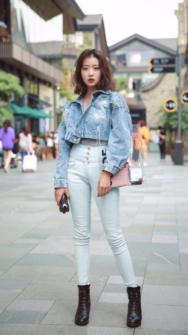 路人街拍高腰牛仔裤穿起来很显腿长青春活力十足
