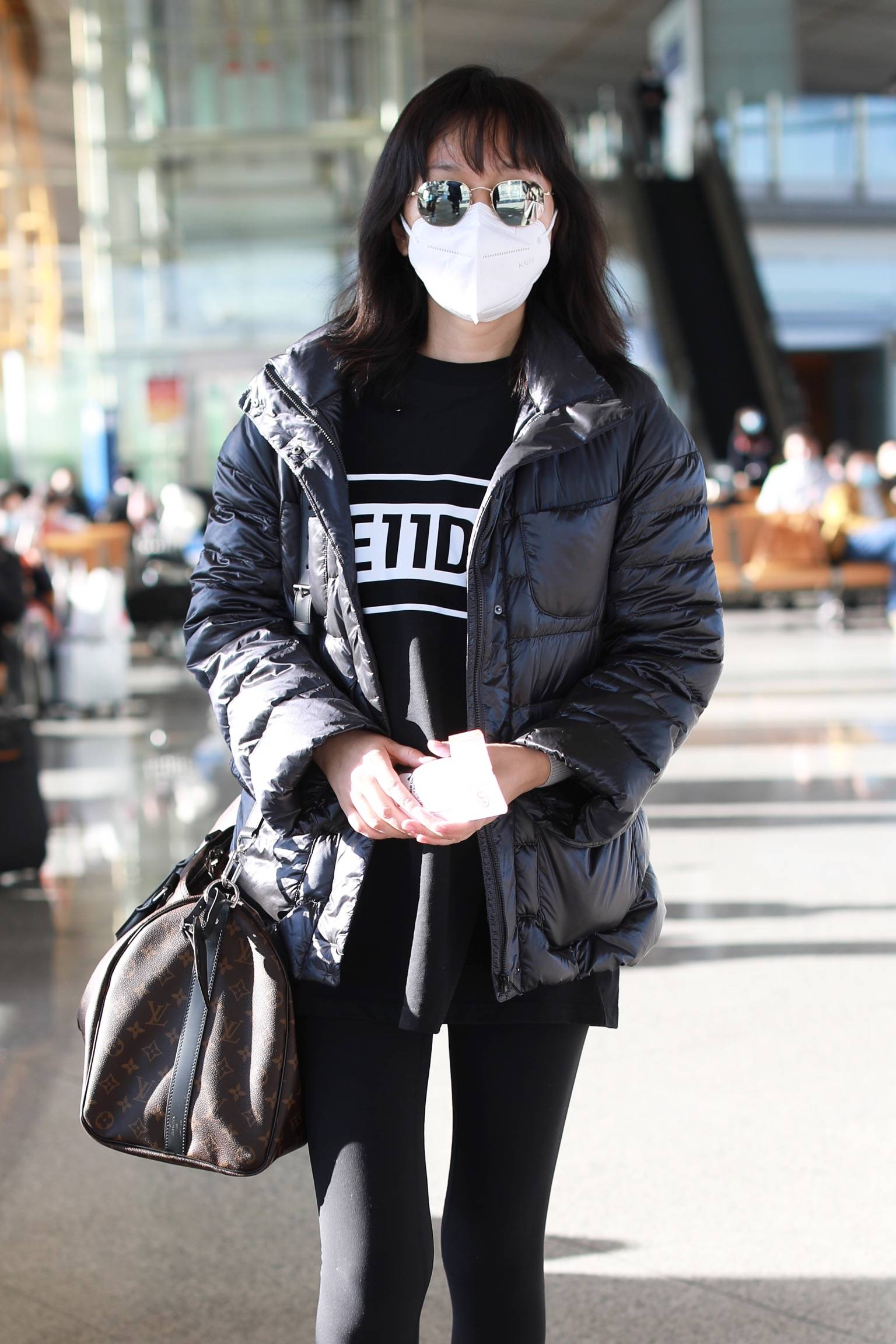 49岁闫妮素颜走机场 紧身裤下勾勒完美身形