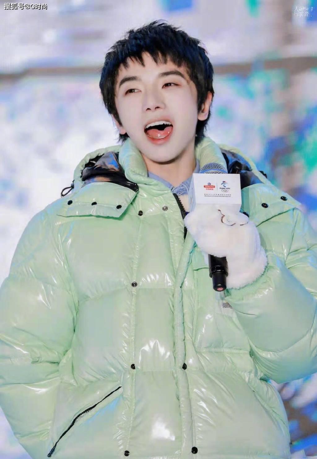 华晨宇身着薄荷绿羽绒服现身活动温暖清新