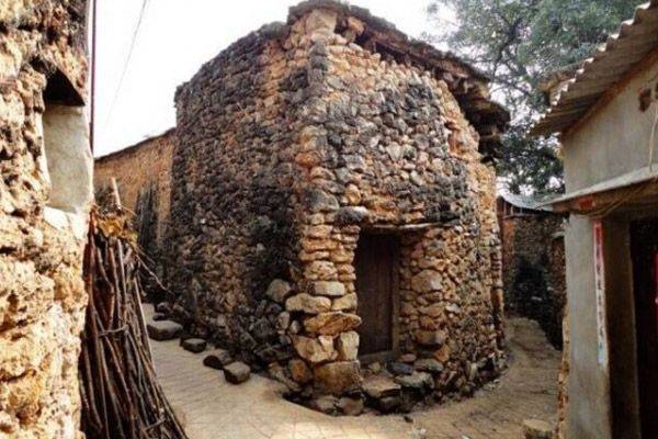 云南一座古村，房屋用3亿年前的化石砌成，无数游客慕名而来