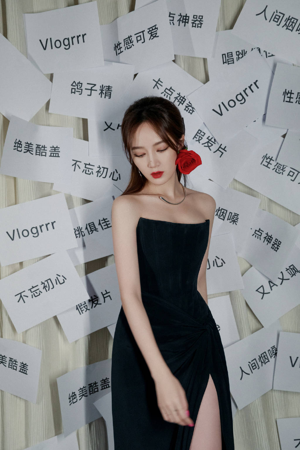 搜狐娱乐讯 12月19日晚,"2020搜狐时尚盛典"在北京举行,孟佳露肩黑色