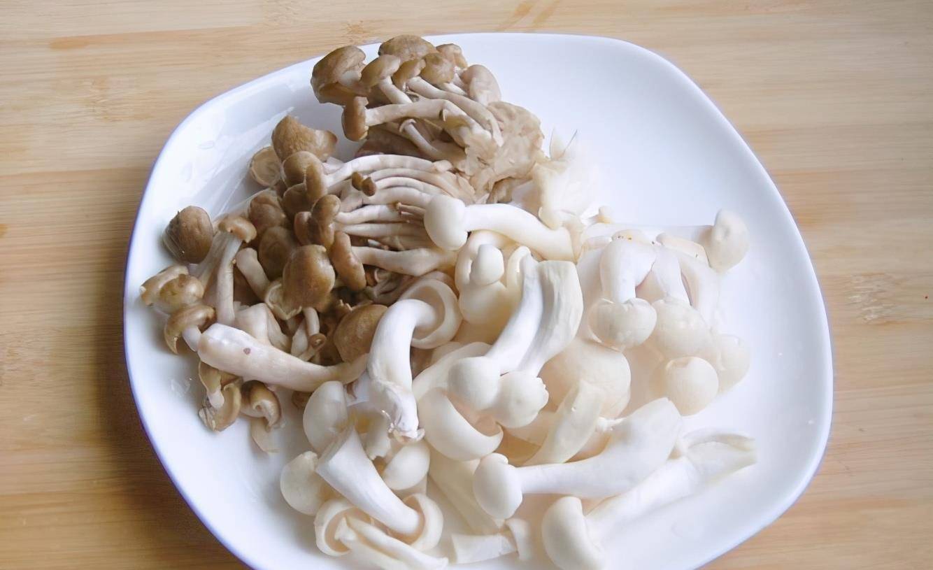 3,蟹味菇,白玉菇去根洗净,姜切片,葱切段
